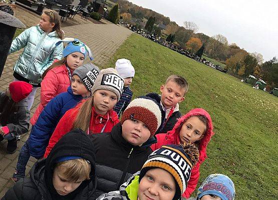 Grupa uczniów na cmentarzu