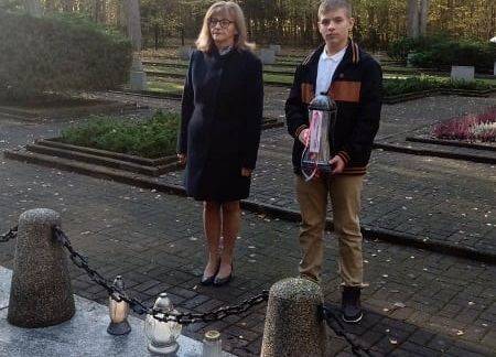 Pani Dyrektor z uczniem stoją na cmentarzu w Krępie Kaszubskiej