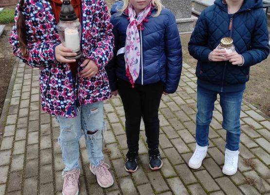 Dzieci ze zniczami na cmentarzu