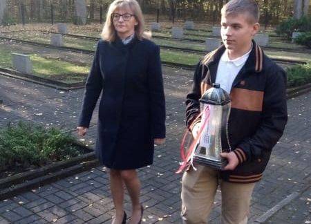 Pani Dyrektor z uczniem na cmentarzu w Krępie Kaszubskiej przed pomnikiem pomordowanych ofiar obozu w Stutthofie