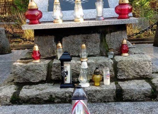 Płonące znicze na cmentarzu w Krępie Kaszubskiej  przed pomnikiem pomordowanych ofiar obozu w Stutthofie