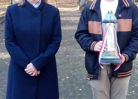 Pani Dyrektor z uczniem na cmentarzu w Krępie Kaszubskiej przed pomnikiem pomordowanych ofiar obozu w Stutthofie