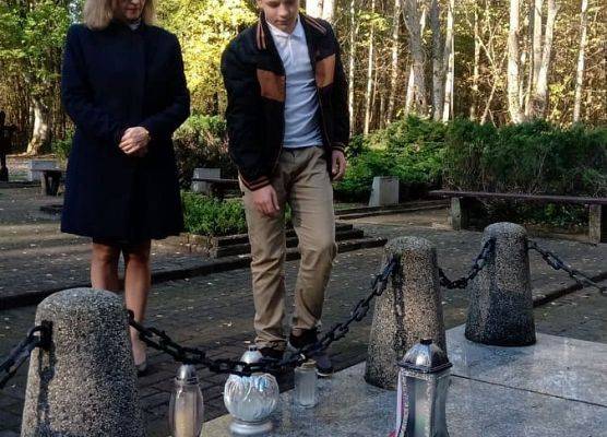 Pani Dyrektor z uczniem na cmentarzu w Krępie Kaszubskiej przed pomnikiem pomordowanych ofiar obozu w Stutthofie