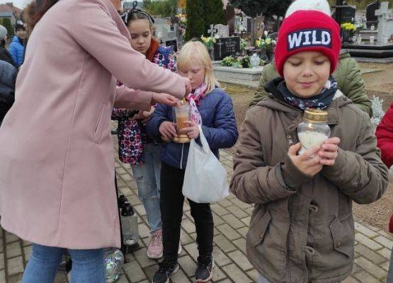 Uczniowie na cmentarzu w Łebieniu