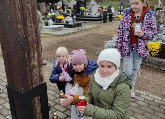 Uczniowie na cmentarzu w Łebieniu