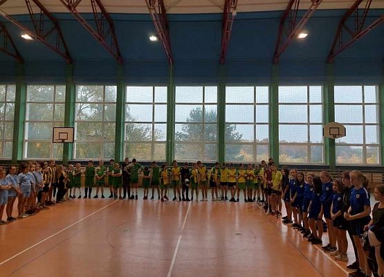 Drużyny stoją w hali sportowej przed rozpoczęciem zawodów