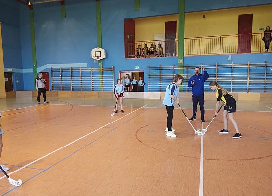 Rozpoczęcie meczu unihokeja