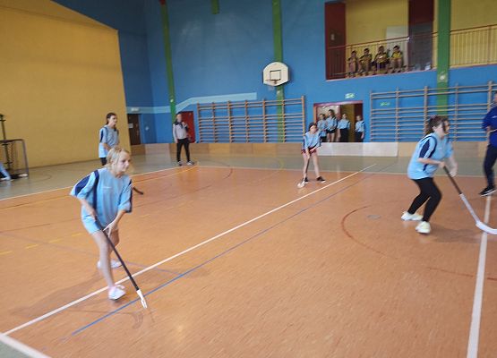 Zawodniczki grają w unihokeja