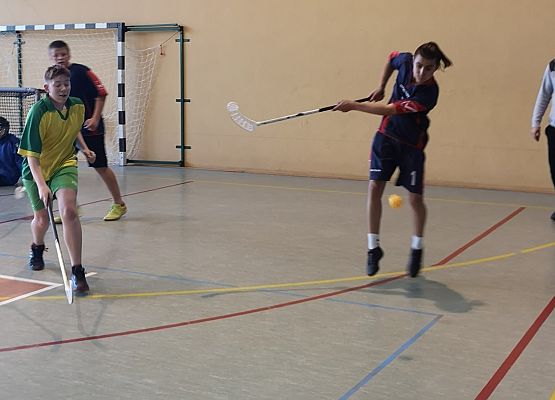 Zawodnicy grają w unihokeja