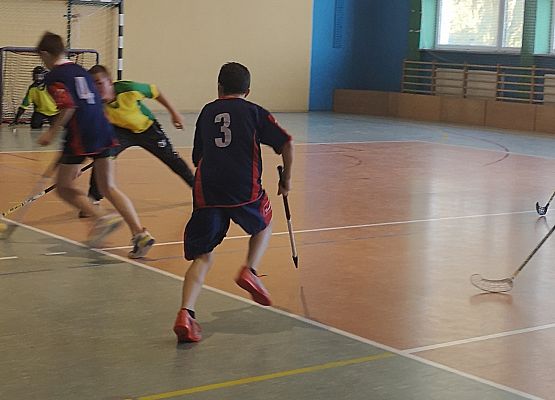 Uczniowie na zawodach grają w unihokeja