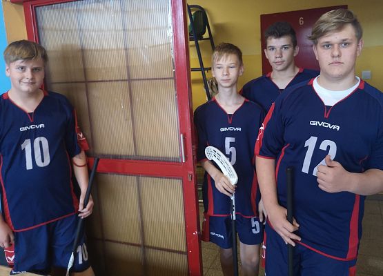 Uczniowie stoją w wejściu do sali gimnastycznej