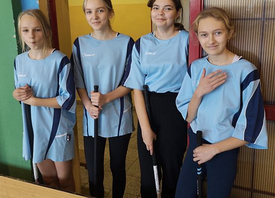 Uczennice stoją w wejściu do sali gimnastycznej