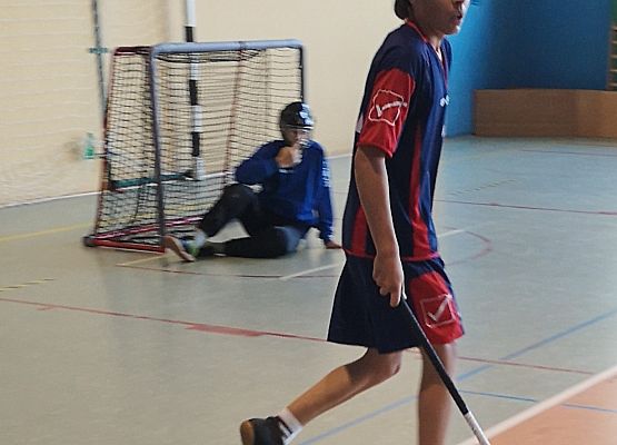 Uczniowie na zawodach grają w unihokeja