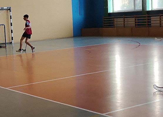 Uczniowie na zawodach grają w unihokeja