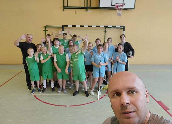 Zdjęcie grupowe zawodników z trenerami