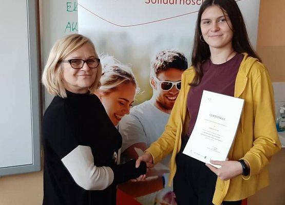 Prowadząca szkolenie gratuluje wolontariuszce ukończenia szkolenia