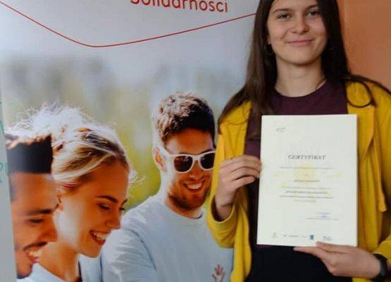 Uczennica otrzymała zaświadczenie o ukończonym szkoleniu