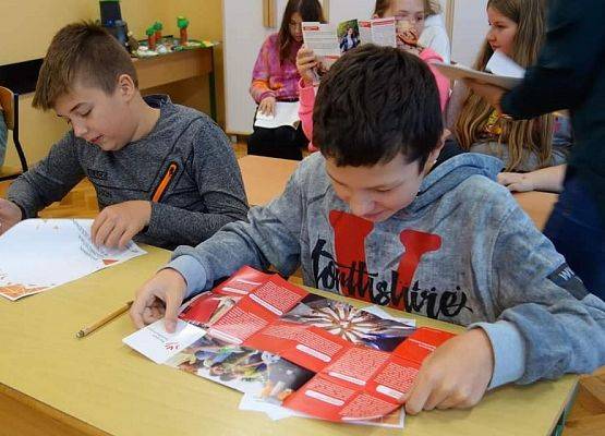 Uczniowie czytają informacje na temat Korpusu Solidarności