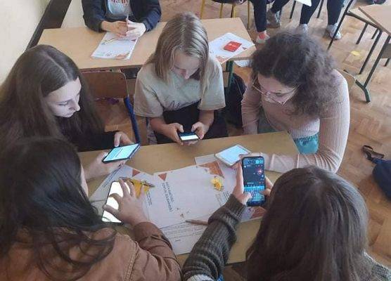 Wolontariusze zaznajamiają się z aplikacją SOW i Korpusu Solidarności.