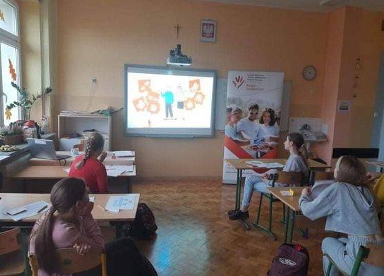 Uczniowie oglądają film związany z pracą w Korpusie Solidarności.