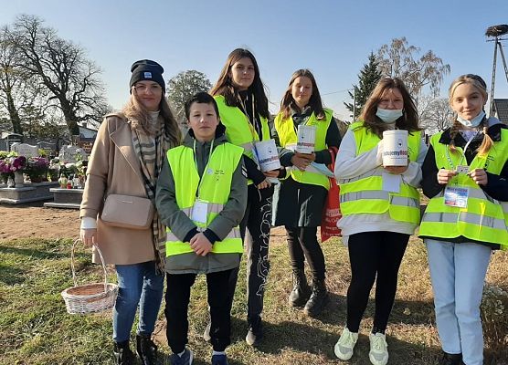 Zdjęcie grupowe wolontariuszy z nauczycielką