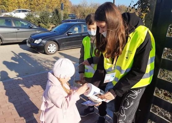 Wolontariusze zbierają do puszki datki