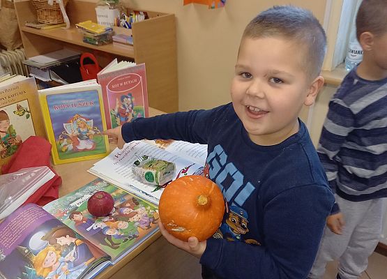 Chłopiec trzyma dynię