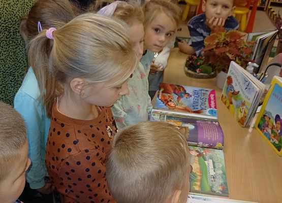 Dzieci oglądają książki.