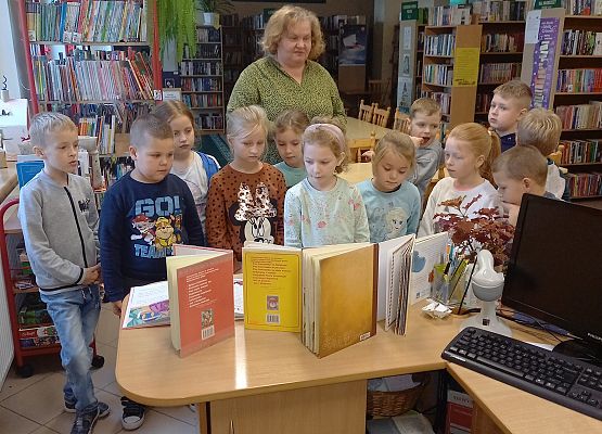 Dzieci oglądają książki.