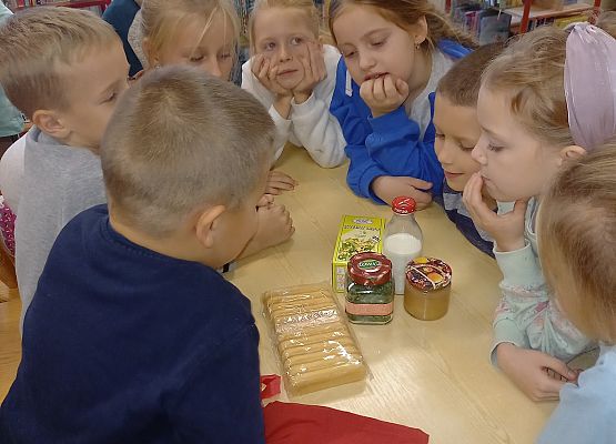 Dzieci oglądają książki.