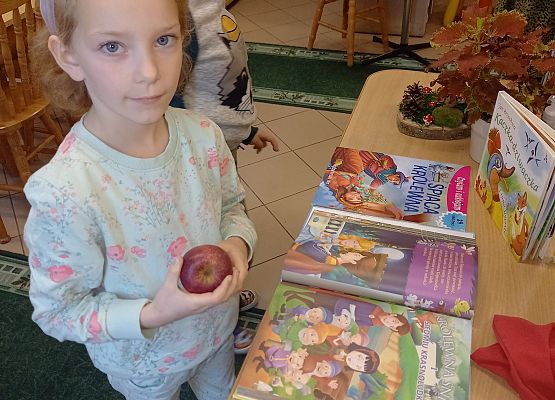 Dzieci oglądają książki.