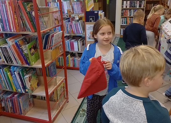 Dziewczynka trzyma czerwony kapturek