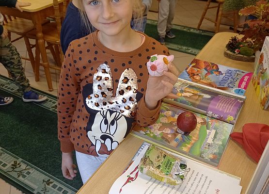 Dziewczynka trzyma maskotkę