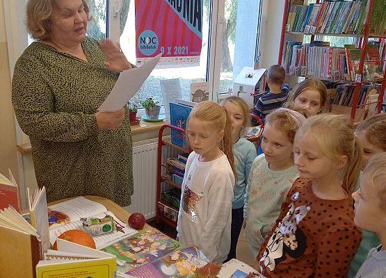 Nauczycielka czyta dzieciom