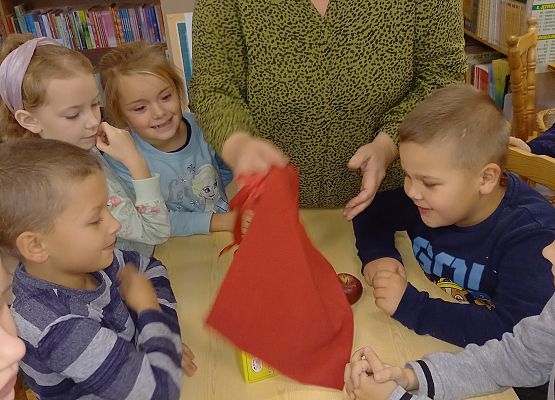 Nauczycielka pokazuje dzieciom rekwizyt