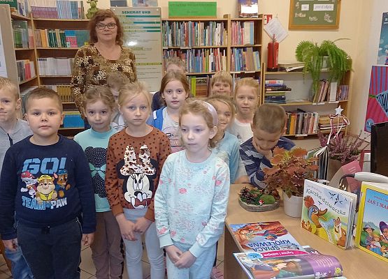 Zdjęcie grupowe uczniów z nauczycielką