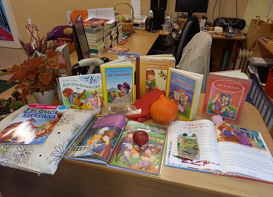 Wystawa książek z baśniowymi rekwizytami.