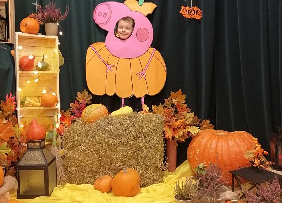 Dziecko pozuje do zdjęcia