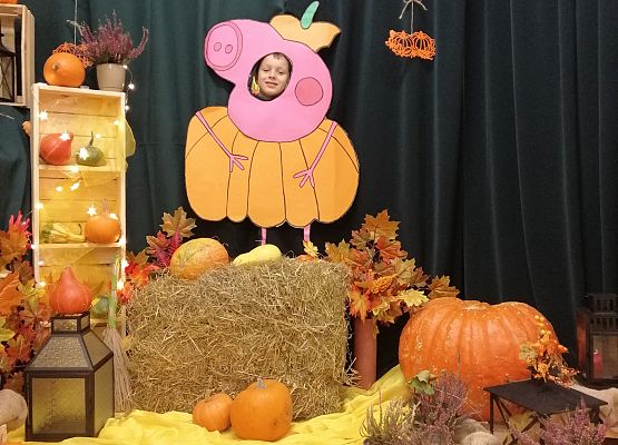 Dziecko pozuje do zdjęcia