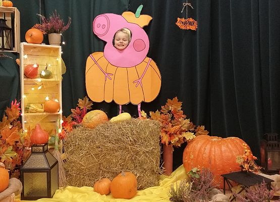 Dziecko pozuje do zdjęcia