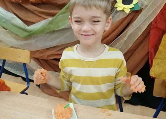 Chłopiec robi dynię z masy plastycznej