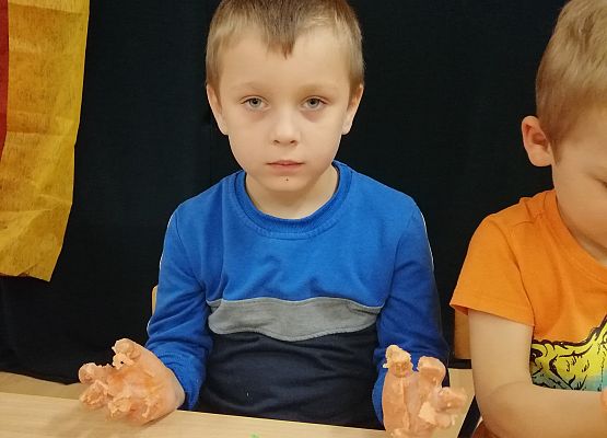 Chłopiec prezentuje wykonaną przez siebie dynię