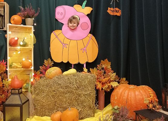 Dziecko pozuje do zdjęcia