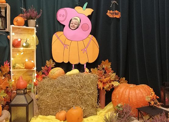 Dziecko pozuje do zdjęcia