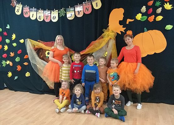 Zdjęcie grupowe dzieci z paniami