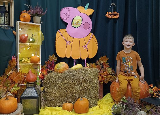 Dziecko na tle dekoracji