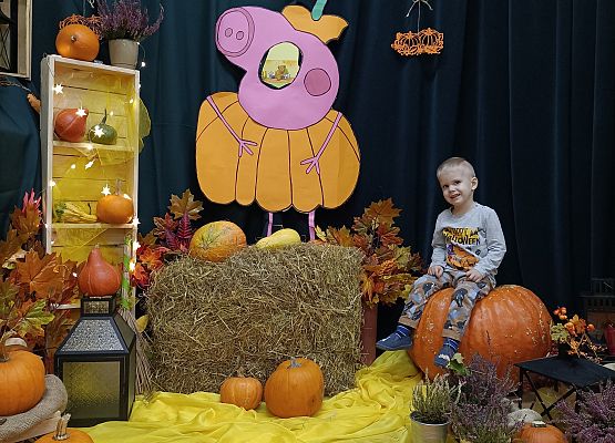 Dziecko w dyniowej scenerii