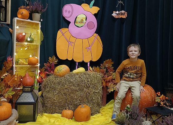 Dziecko w dyniowej scenerii