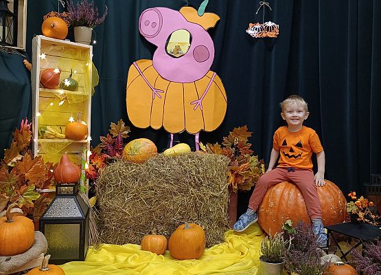 Dziecko w dyniowej scenerii