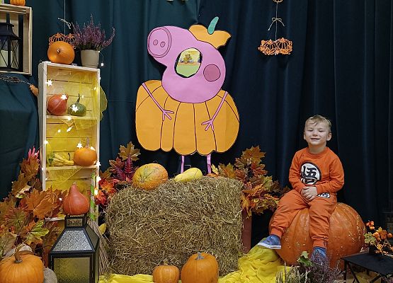 Dziecko w dyniowej scenerii